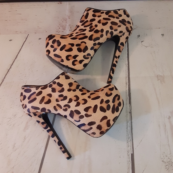 Steve Madden Shoes - NWOT STEVE MADDEN VIPPPER PLATFORM HEELED BOOTIES